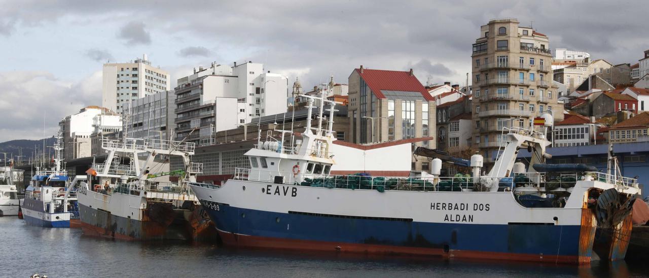 Arrastreros amarrados en el puerto de O Berbés, ayer.