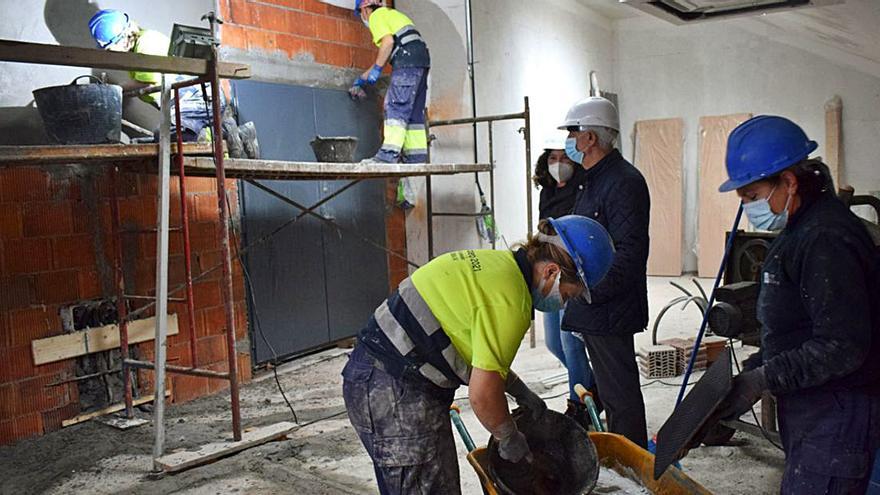 La supervisión de las obras que realizan los alumnos del Obradoiro de Emprego.   | //  FDV