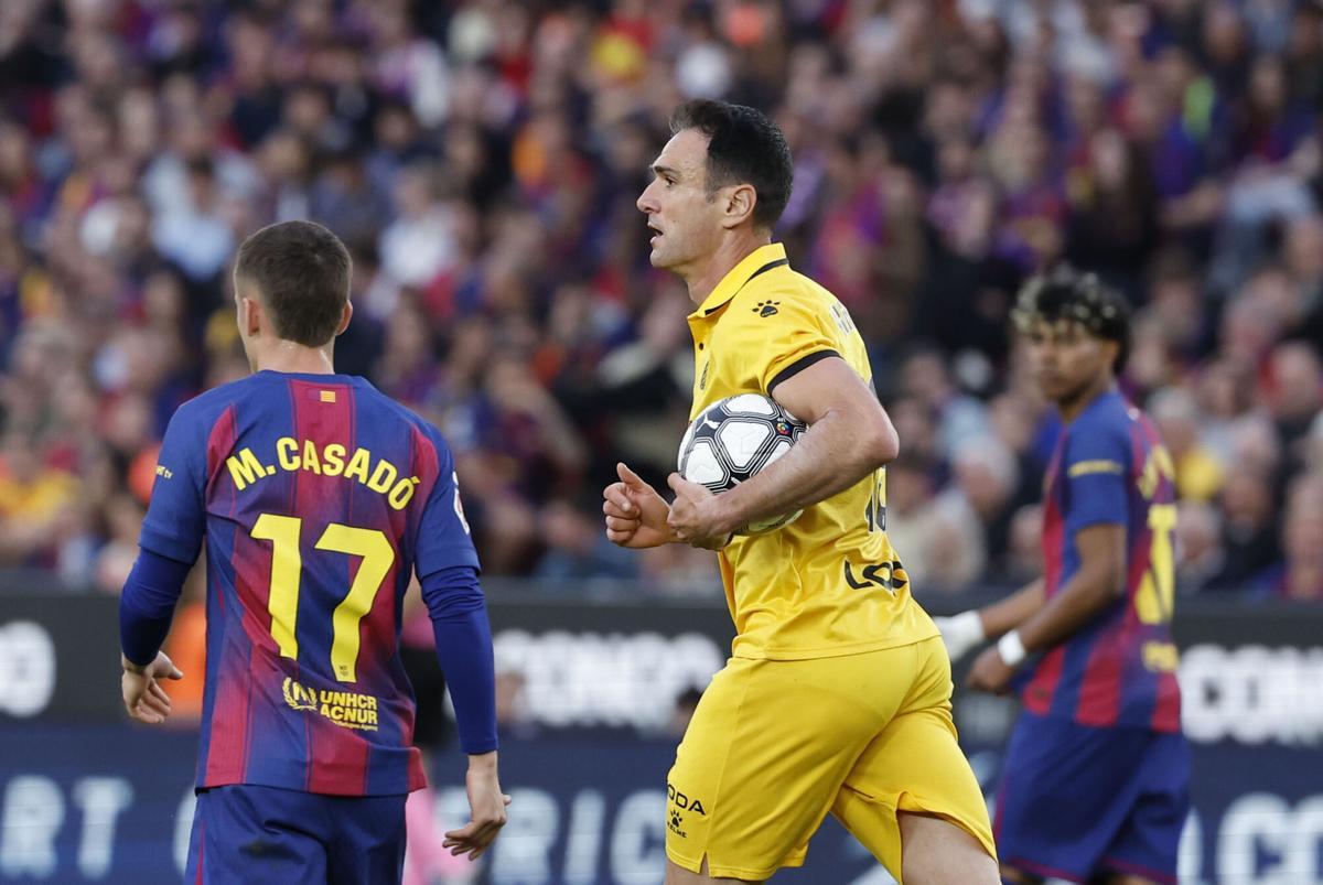 Kike García recoge el balón tras el gol de su equipo, para reiniciar el juego lo más rápido posible.