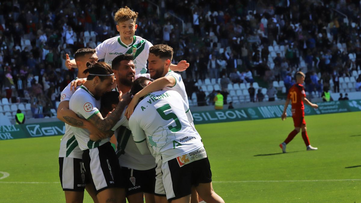 Los jugadores del Córdoba CF celebran un gol ante el Mensajero.