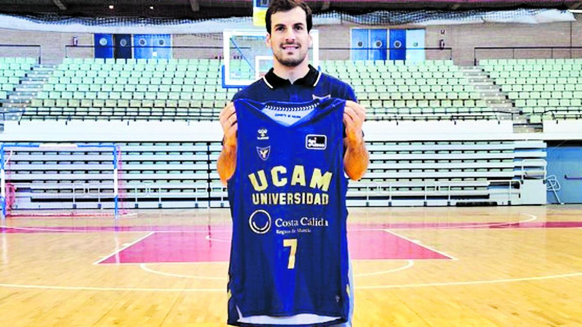 Tomás Bellas, con la camiseta del UCAM Murcia CB