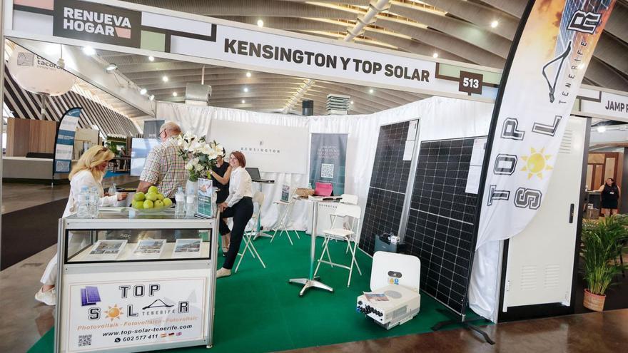 Una empresa de paneles solares se promociona en un encuentro celebrado en el Recinto Ferial de Tenerife.