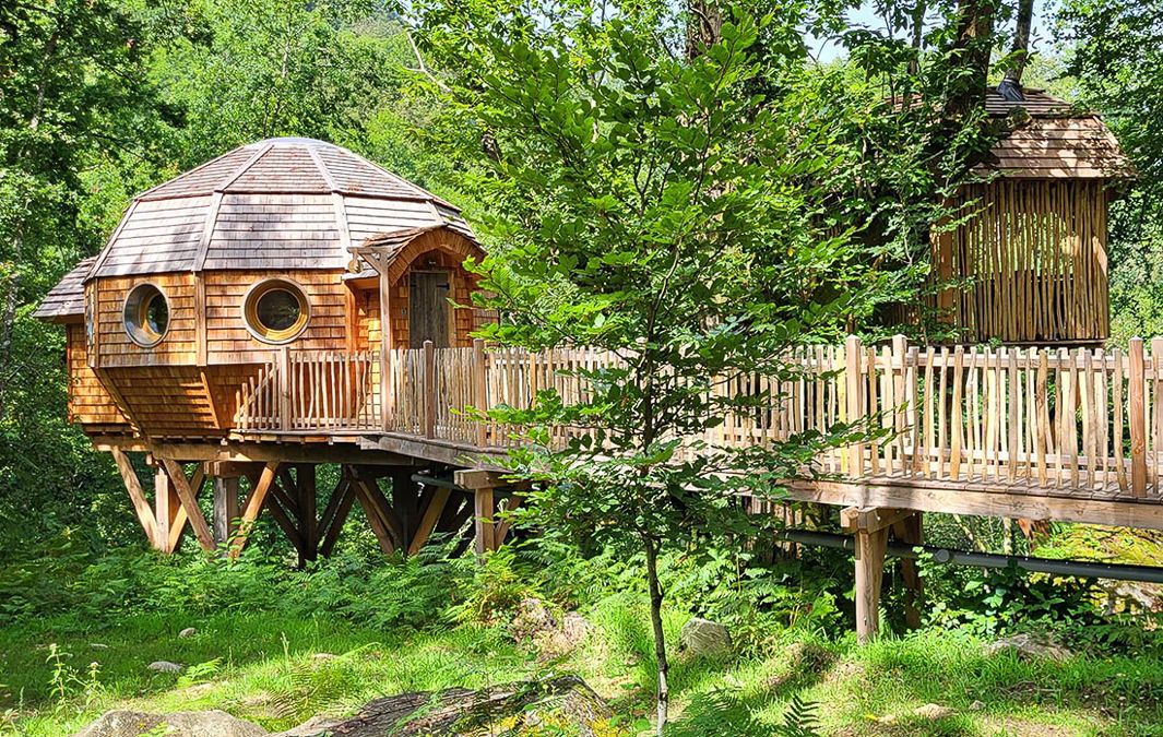 Una de las cabañas elevadas entre los árboles, pensadas para desconectar y ganar altura en pareja.