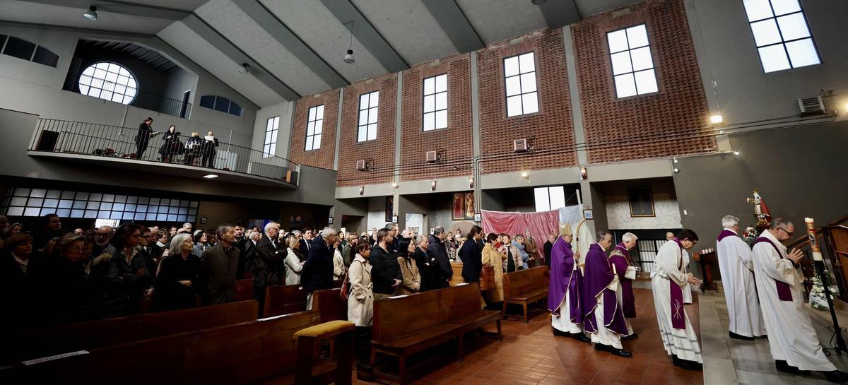 Asistentes al funeral por el sacerdote Salvador Tejedor oficiado en la parroquia de la Sagrada Familia de Ventanielles.