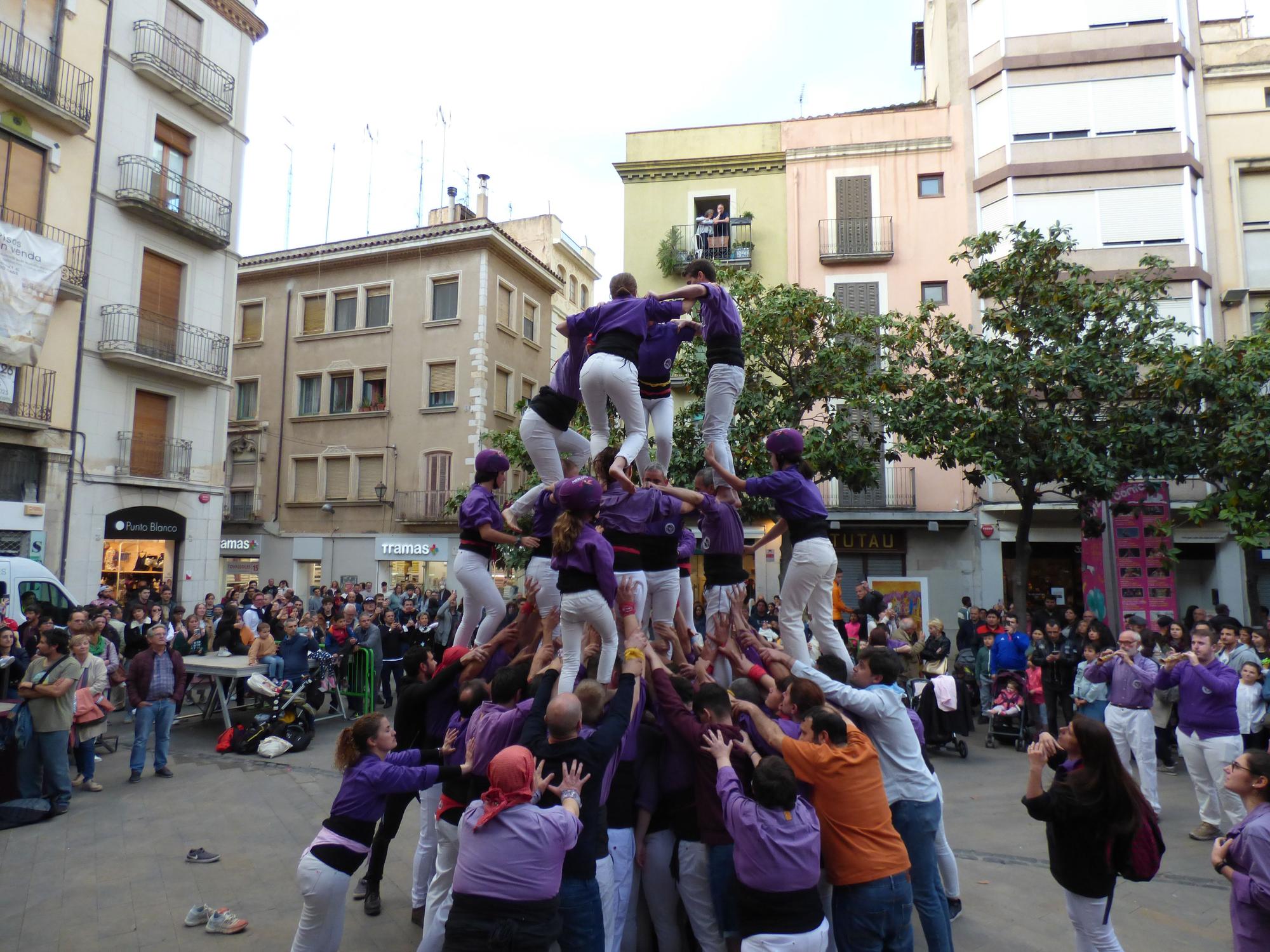 Els castellers de Figueres vesteixen la Monturiola