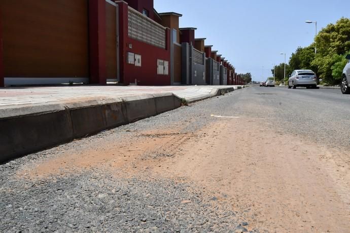 17/07/2019 POZO IZQUIERDO. SANTA LUCIA DE TIRAJANA. Tierra en los Duplex de Pozo Izquierdo por las obras de unos invernaderos.  Fotógrafa: YAIZA SOCORRO.  | 17/07/2019 | Fotógrafo: Yaiza Socorro