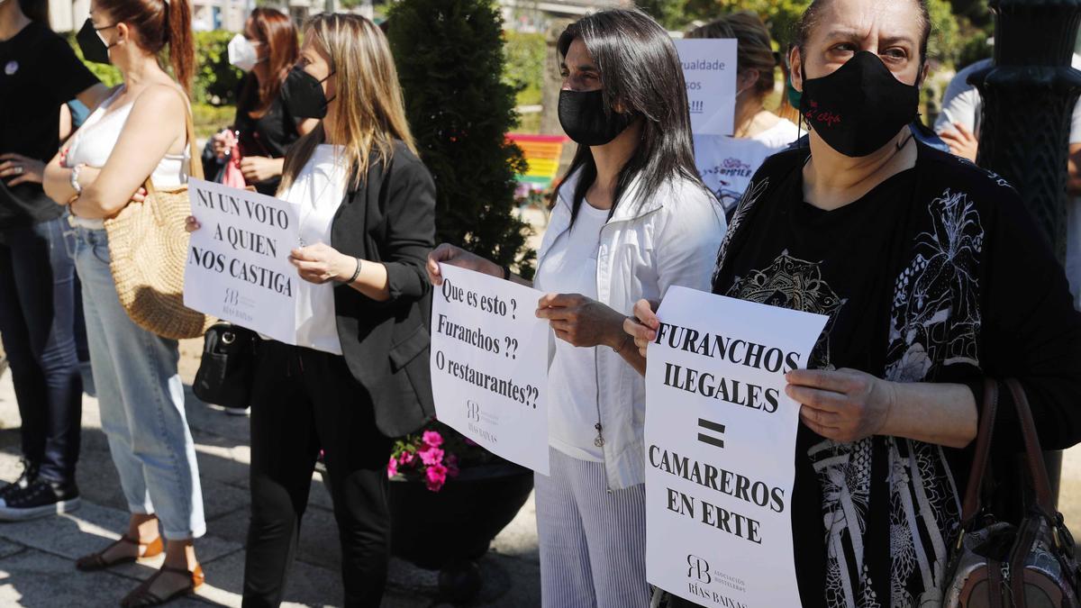 Unos hosteleros durante la protesta, ayer, ante el Concello de Redondela. / Pablo Hernández