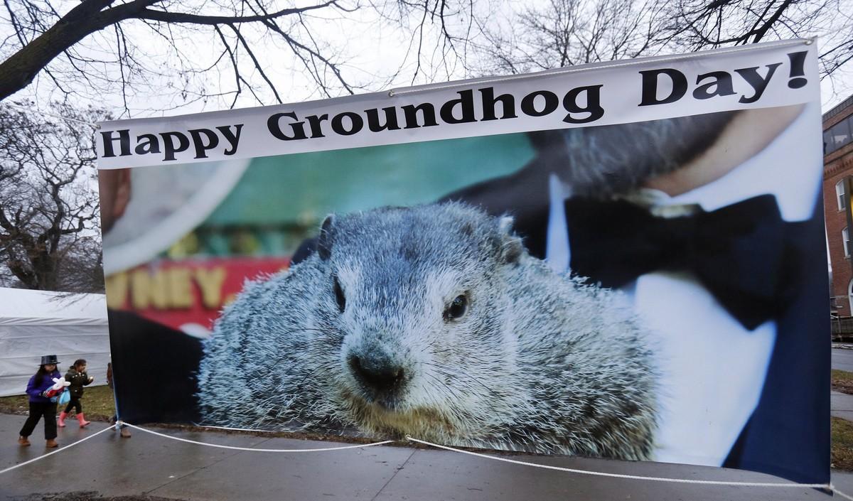 DMX02  PUNXSUTAWNEY  PA  EE UU    01 02 2018  Visitantes caminan por el parque Barclay Square en la vispera del Dia de la Marmota hoy  jueves 1 de febrero de 2018  en Punxsutawney  Pensilvania  EE UU    El Dia de la Marmota cae el 02 de febrero  y es una costumbre relacionada con el clima y la supersticion que establece que la persistencia del invierno o la llegada temprana de la primavera pueden ser determinadas por las acciones de una marmota  EFE David Maxwell