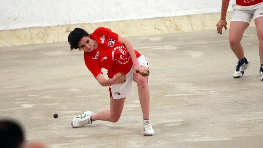 Dos jugadoras de pilota valenciana durante una partida en el Trinquet de Pelayo.  Miguel Ángel Montesinos