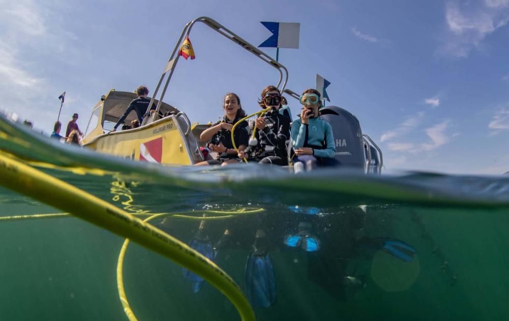 Una treintena de niños y adolescentes participan en la limpieza de fondos marinos programada en la Regata Infantil Marina Ibiza