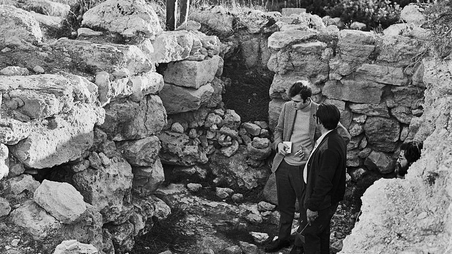 Arriba, el arqueólogo Guillem Rosselló Bordoy explica las tareas de excavación. Abajo, vista general del poblado prehistórico de Son Oms, en primer término se ve el túmulo con las habitaciones adyacentes. | LORENZO / LLEGAT GASPAR RIERA/ MUSEU DE MALLORCA