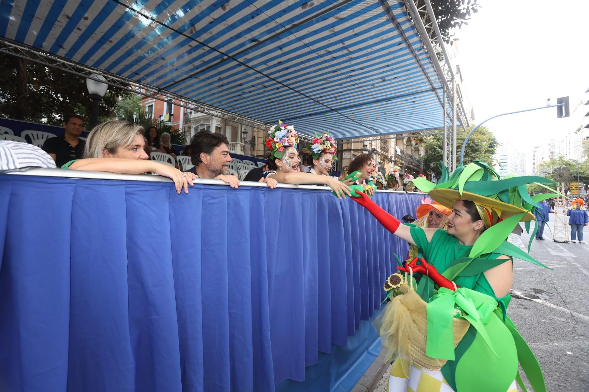 Las 89 hogueras y 20 barracas inundan las calles de Alicante con el tradicional desfile del Ninot