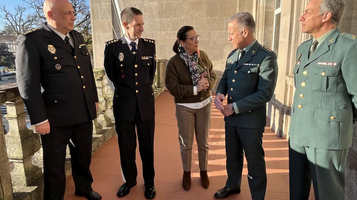 Maica Larriba con los mados de los distintos cuerpos policiales en la provincia.