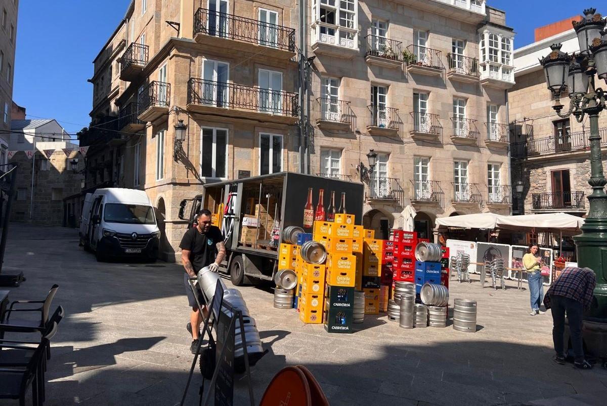 Los camiones cargados de bebidas ocupan el Casco Vello para abastecer a todos los locales de cara a la Reconquista de este fin de semana.