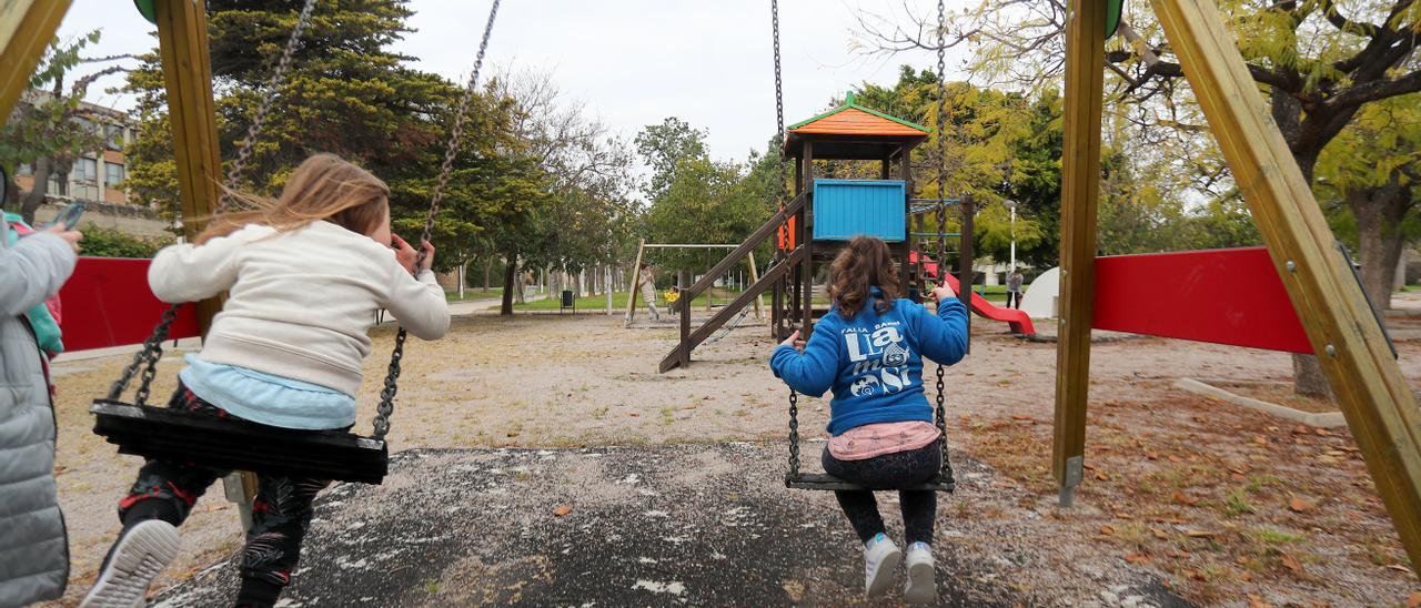 Dos niñas juegan en un parque en València en una imagen de archivo.