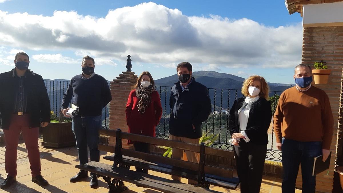 La delegada del Gobierno andaluz, Patricia Navarro, con el alcalde de Comares, Manuel Robles, en su visita a este pueblo de la Axarquía.