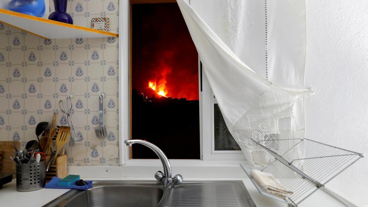 Vista del volcán de La Palma desde el interior de una vivienda.