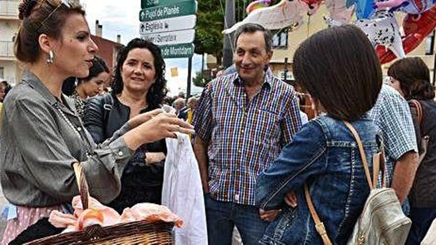 Una gitana intentant vendre calces als que ahir passejaven pel mercat de Montmajor