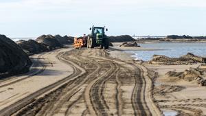 Un tractor trabaja en la recuperación del Trabucador, en el Delta del Ebre