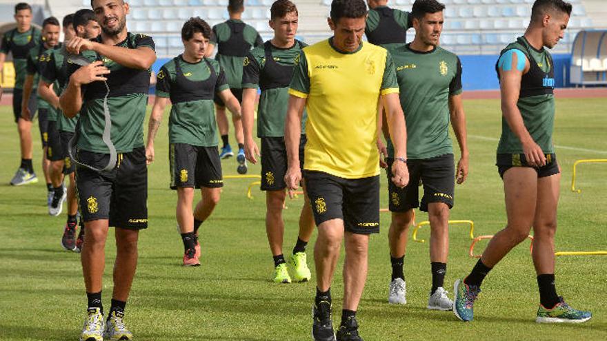 Manolo Jiménez, técnico de la UD Las Palmas, marca el paso de los jugadores durante uno de los entrenamientos de pretemporada en el Estadio de Maspalomas.