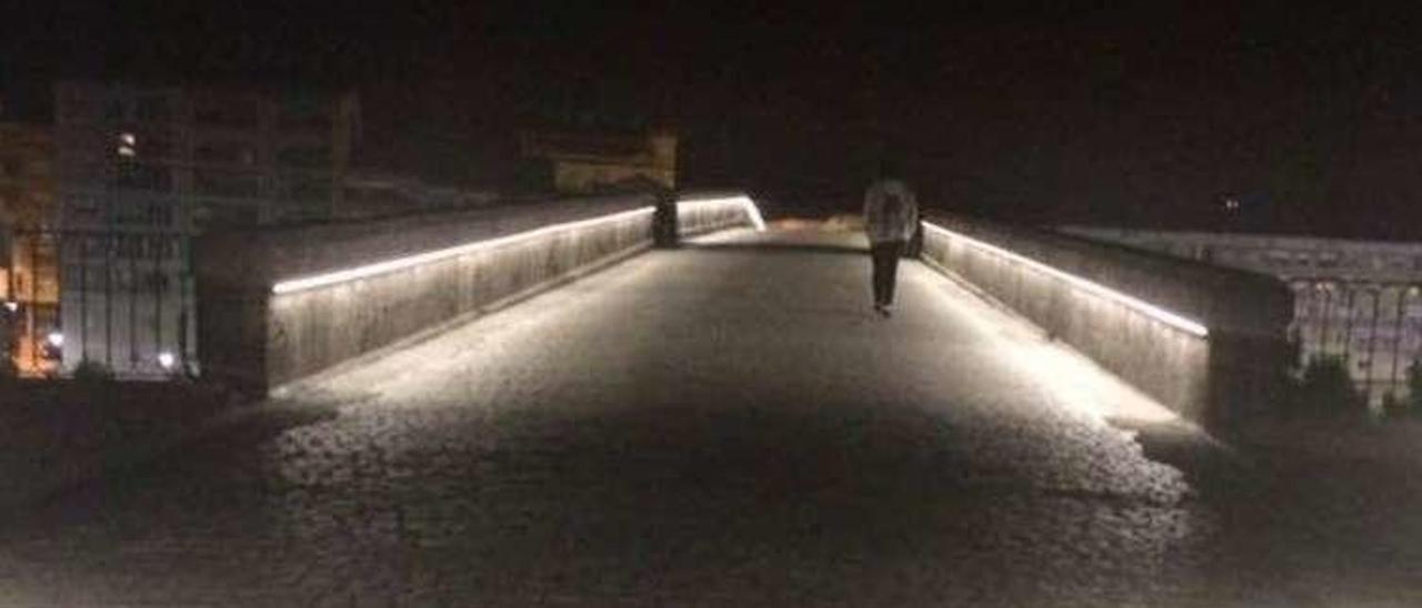 Luces led instaladas para iluminar el Puente Romano. // FdV