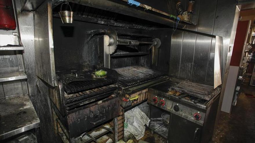 El asador de la plaza no reabrirá hasta dentro de quince días tras el incendio