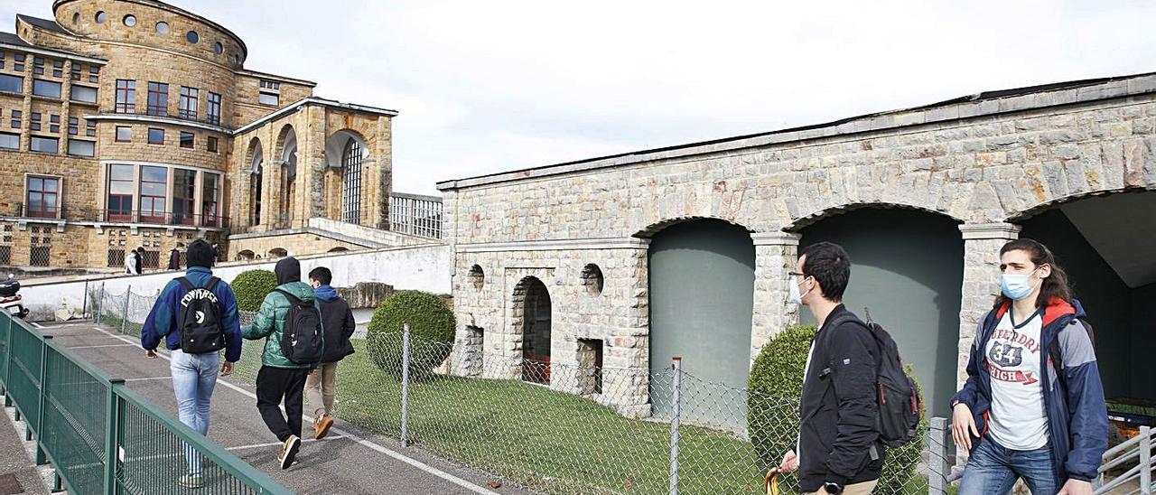 Alumnos en el acceso a las instalaciones de FP en la Universidad Laboral. | Ángel González