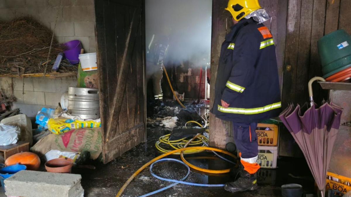El galpón se salvó tras la actuación de las autoridades que extinguieron el fuego rápidamente.