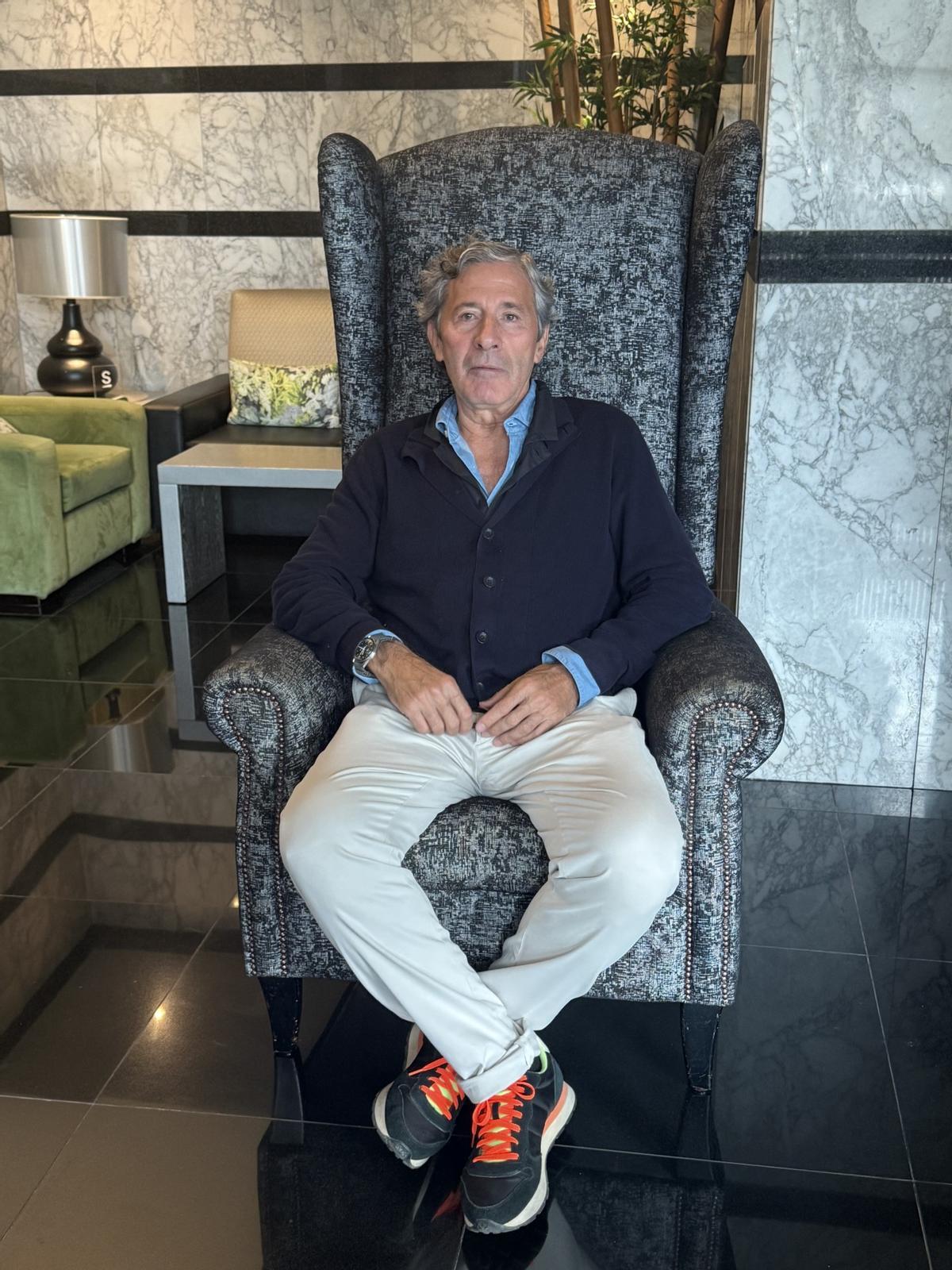 Álvarez, en el sillón como rey de las noticias, en el hall del Hotel Parque de la capital grancanaria.