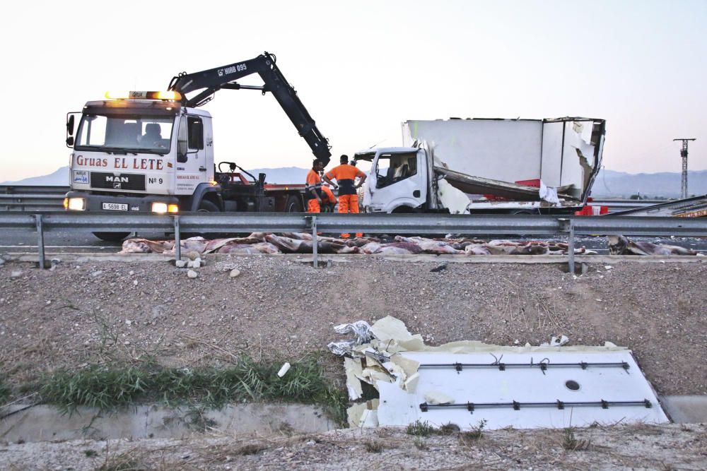 Accidente de camión cargado de carne congelada