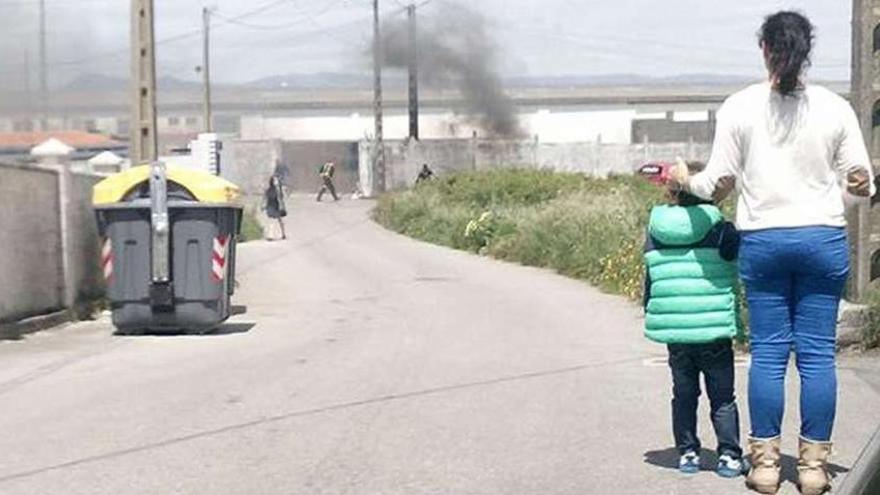 Los vecinos se asustaron con un incendio registrado ayer en el recinto de una cetárea del barrio de Rons (O Grove). // Muñiz