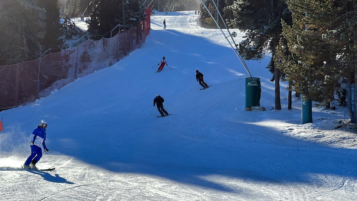 Diversos esquiadors fent un descens per una de les pistes de l'estació de Masella