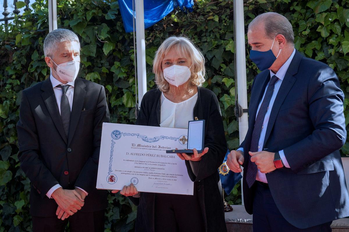 Marlaska entrega a la viuda de Rubalcaba la Medalla de Oro al Mérito Policial y de la Gran Cruz del Mérito de la Guardia Civil.