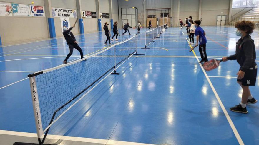 Ainzón pone en marcha una escuela de pickleball