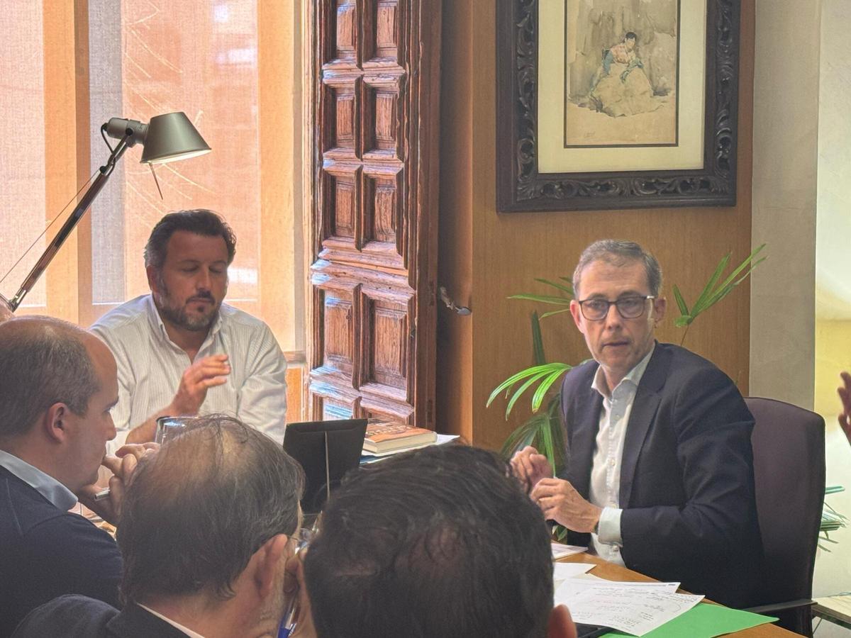 Un momento de la reunión hoy en el Ayuntamiento de Elche para hablar de San Antón
