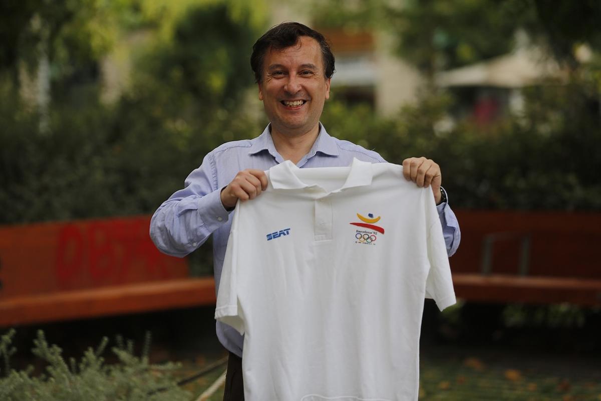 Antoni Pérez muestra su camiseta de asistente de delegación de Barcelona 92.