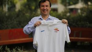 Antoni Pérez muestra su camiseta de asistente de delegación de Barcelona 92.