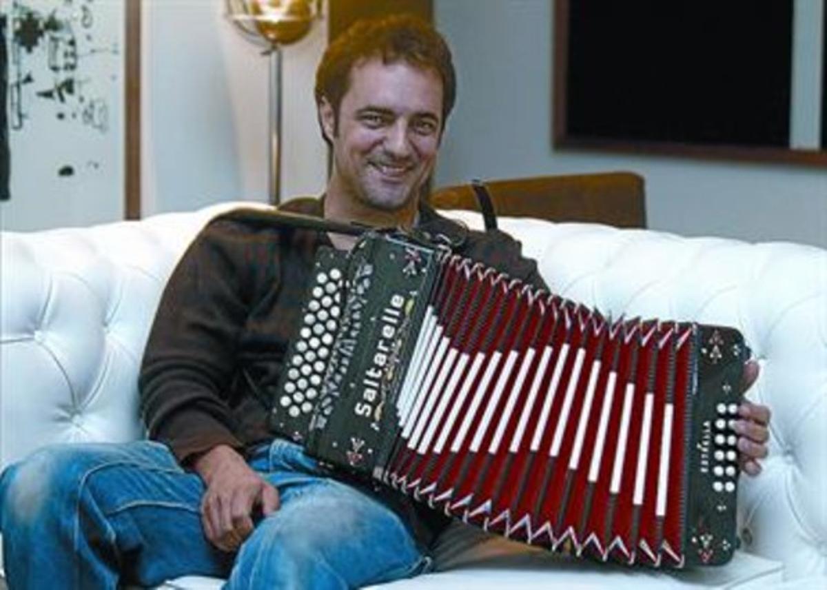 Joan Garriga. MULTICULTOR DE RITMES. AMB EL SEU ACORDIÓ FESTIU VENTILA CÚMBIES, REGGAE, RUMBES,... Joan Garriga. MULTICULTOR DE RITMES. AMB EL SEU ACORDIÓ FESTIU VENTILA CÚMBIES, REGGAE, RUMBES,...