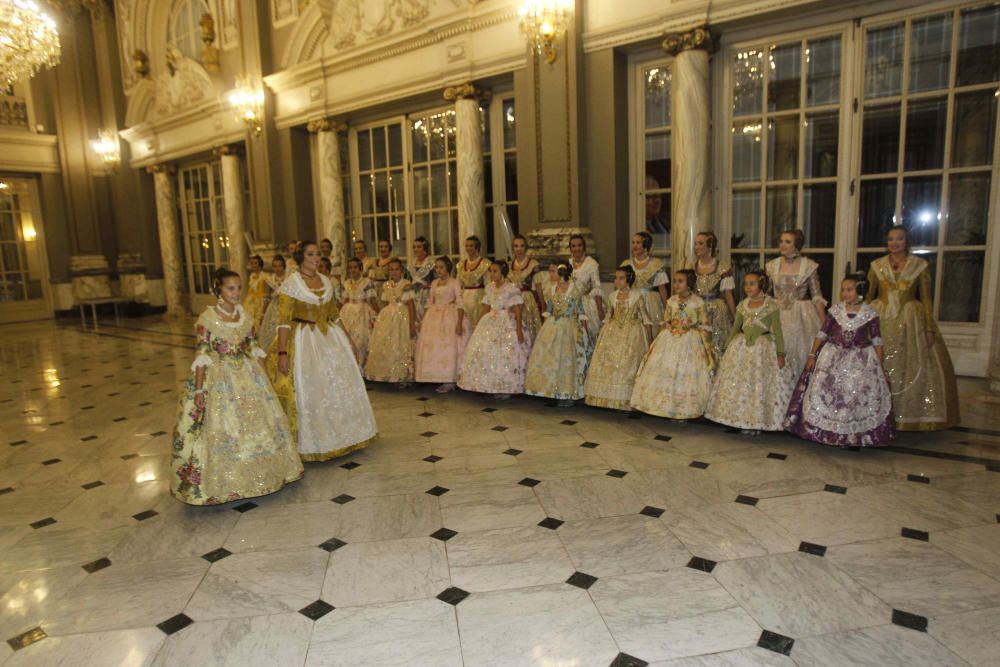 Las cortes de honor ensayan la proclamación de las falleras mayores