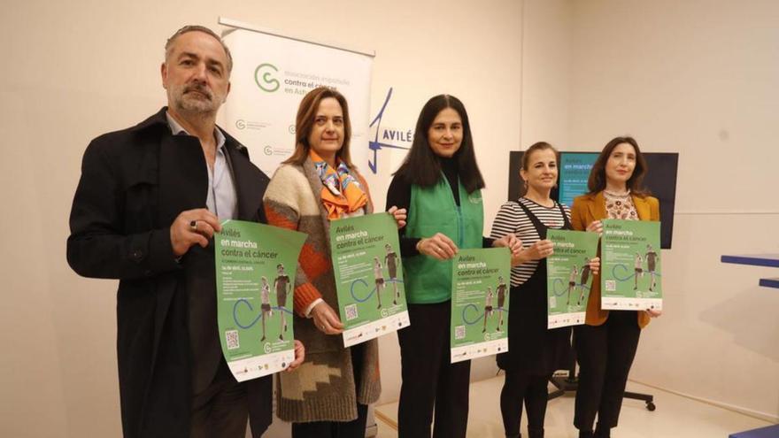 Por la izquierda, Julio Álvarez, de Laboral Kutxa; Beatriz Miranda, de la Unión de Comerciantes; Carmen Fernández, la asociación contra el Cáncer; Ana Suárez, concejala de Ciudad Saludable; y Sandra Miranda, del Corte Inglés.