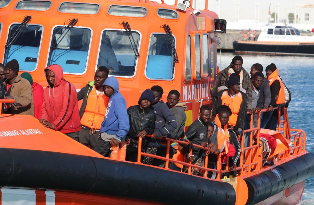 Llega una patera con medio centenar inmigrantes al puerto de Málaga