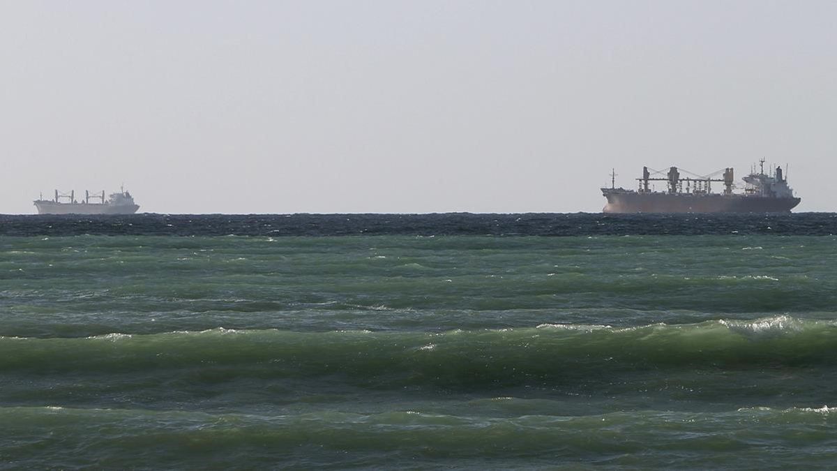 Petroleros cruzan el Estrecho de Ormuz