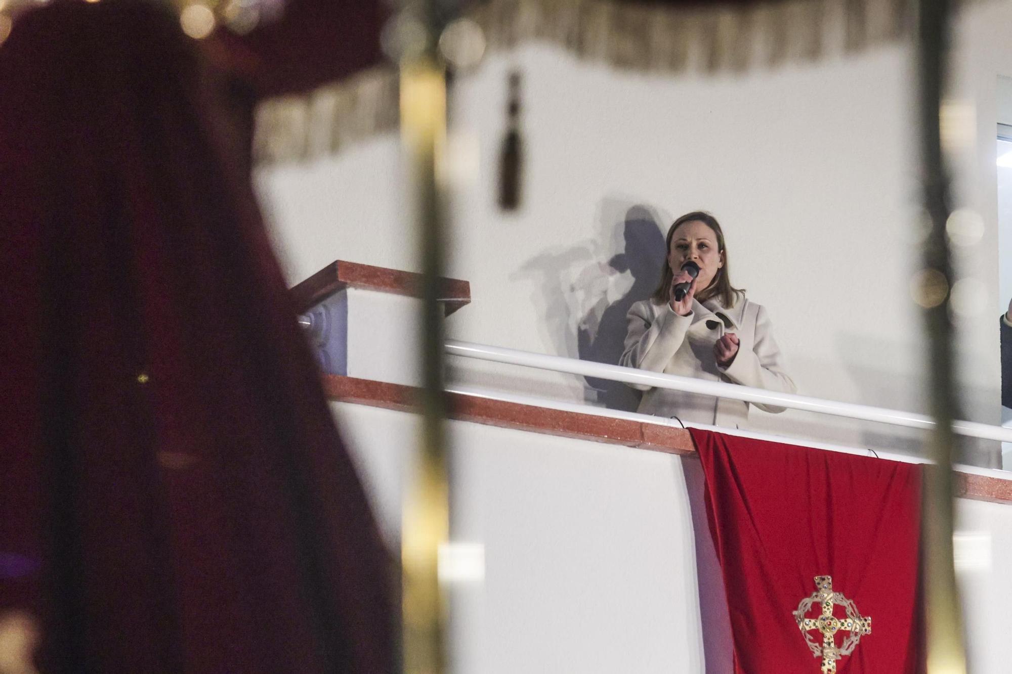 "Toda su vida fue maltratado y finalmente alguien miraba por él": las fotos de la procesión de Jesús Cautivo en Oviedo