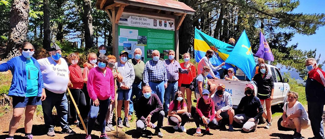 Participantes en el encuentro de este fin de semana en la Peña de los Cuatro Jueces. | J. P / E. V.