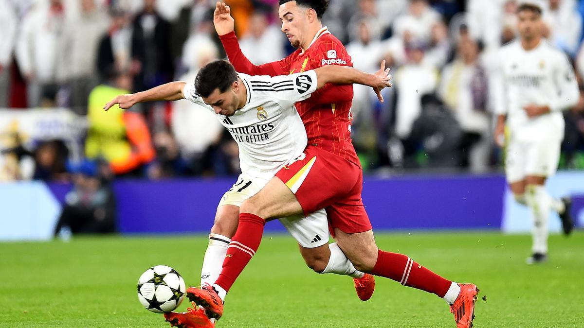 Curtis Jones (d), del Liverpool, frena a Brahim Diaz durante el partido de la quinta jornada de la UEFA Champions League entre Liverpool y Real Madrid en Liverpool, Reino Unido.EFE/EPA/PETER POWELL. (Real Madrid)