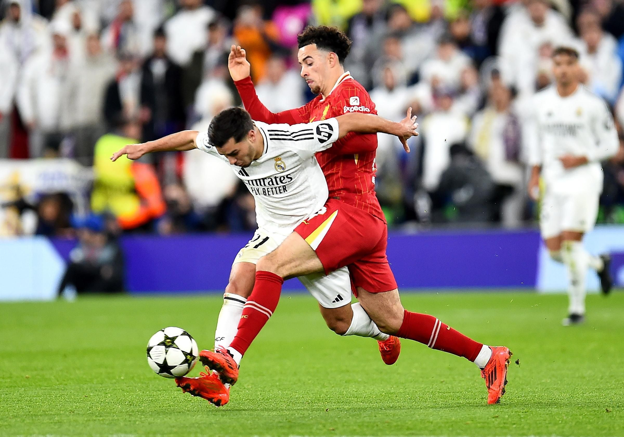 Curtis Jones (d), del Liverpool, frena a Brahim Diaz durante el partido de la quinta jornada de la UEFA Champions League entre Liverpool y Real Madrid en Liverpool, Reino Unido.EFE/EPA/PETER POWELL. (Real Madrid)