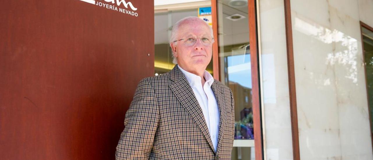 José Félix Nevado, esta mañana a las puertas de la Joyería Nevacam.