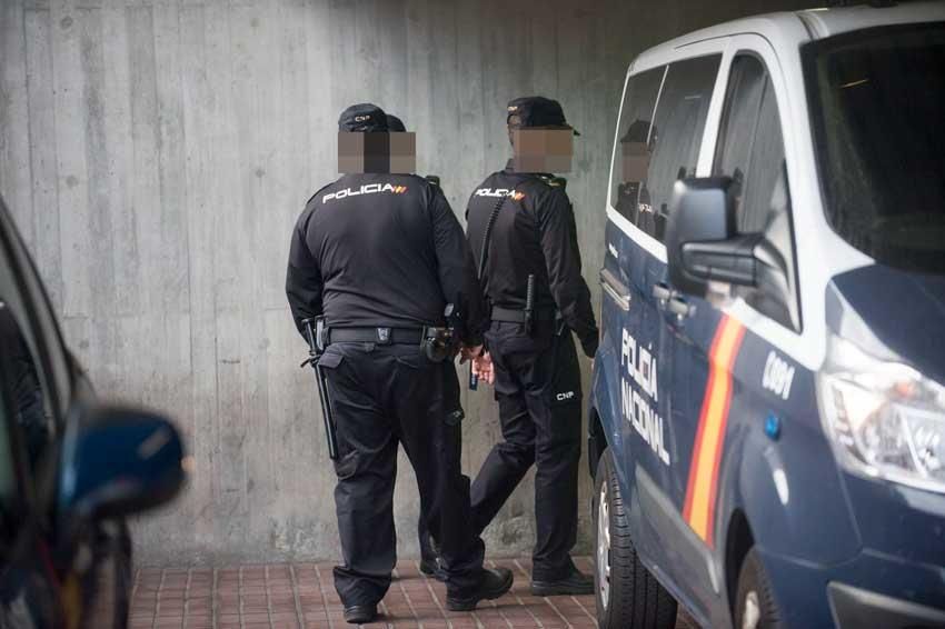 El joven detenido tras el triple atropello que se saldó con un fallecido en la madrugada del sábado ha sido trasladado por la policía a los juzgados este lunes.