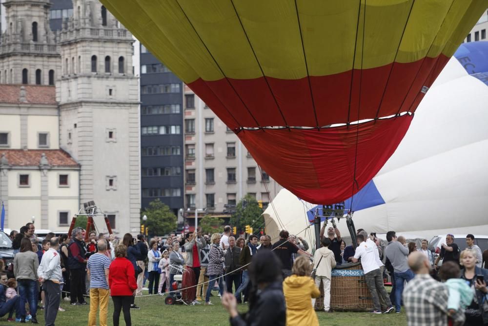 Salida de la regata de globos aerostáticos desde el "solarón", en Gijón.