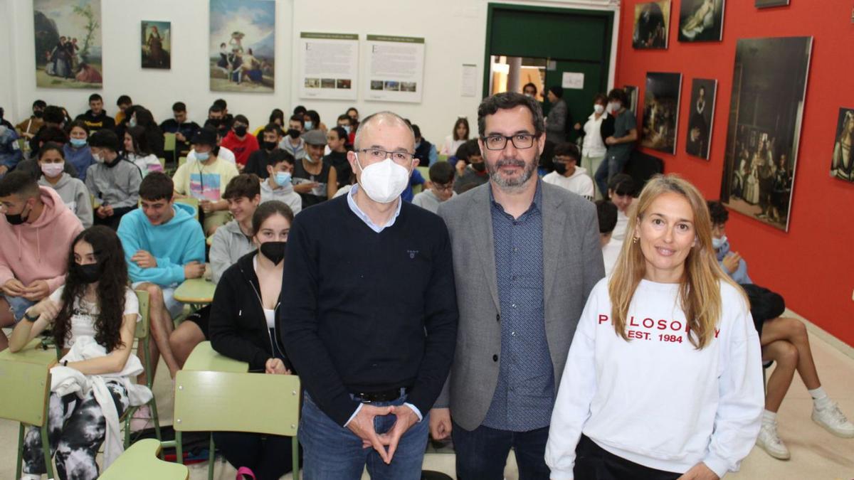 Jorge Barrero, en el centro, entre el coordinador del Foro, Luis Felipe Fernández, y la docente Irene Álvarez | T. C.